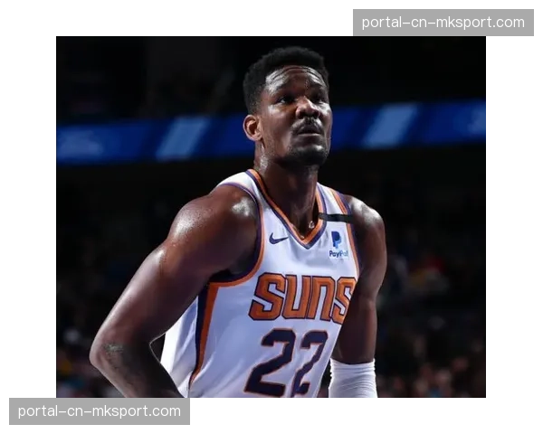 特写镜头:终场哨响,带领布雷斯特创造历史的教练依然在场边专注研究数据板。 特写镜头:终场哨响,带领布雷斯特创造历史的教练依然在场边专注研究数据板。